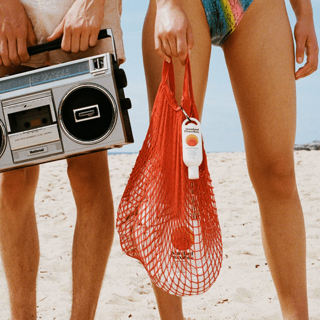 Crema solar spf50 Standard Procedure en bolsa de red en la playa